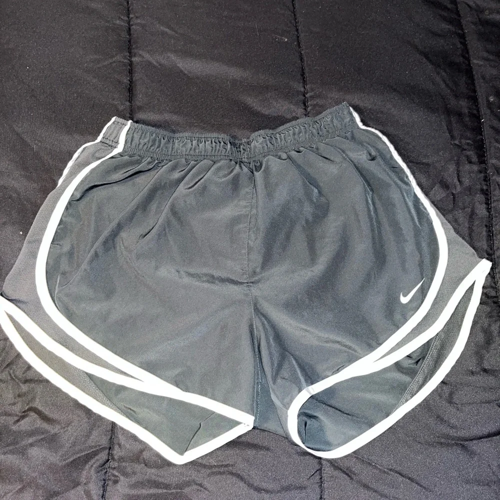Nike shorts - Picture 1 of 3